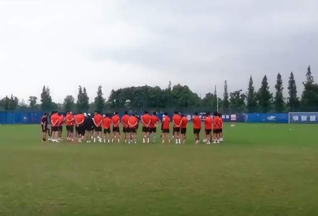 第32分钟，罗德里禁区弧顶接格拉利什回做球，不停球直接起脚爆射但可惜偏出。